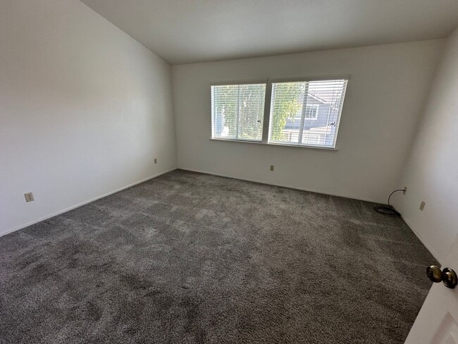 Building Photo - Beautiful 4 Bedroom, 2.5 Bath Tracy Home