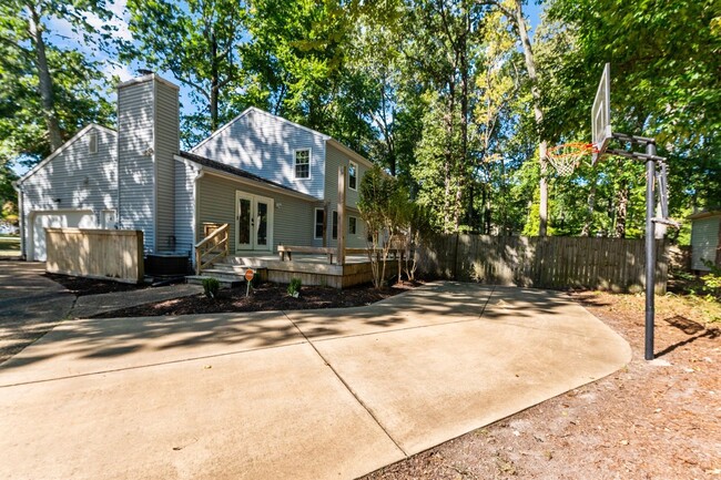 Building Photo - Beautifully Maintained Colonial Home