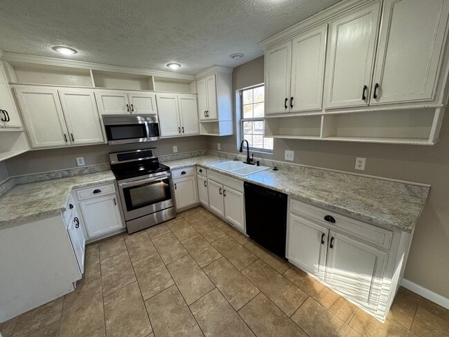 Building Photo - 404 N.Hightower Ave