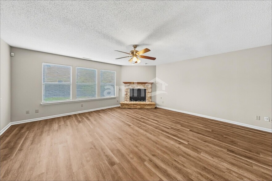 Building Photo - 2324 Shadowbrook Dr