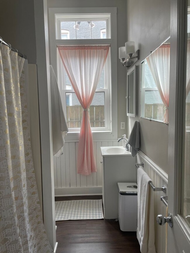 Building Photo - 5 N Harvie St