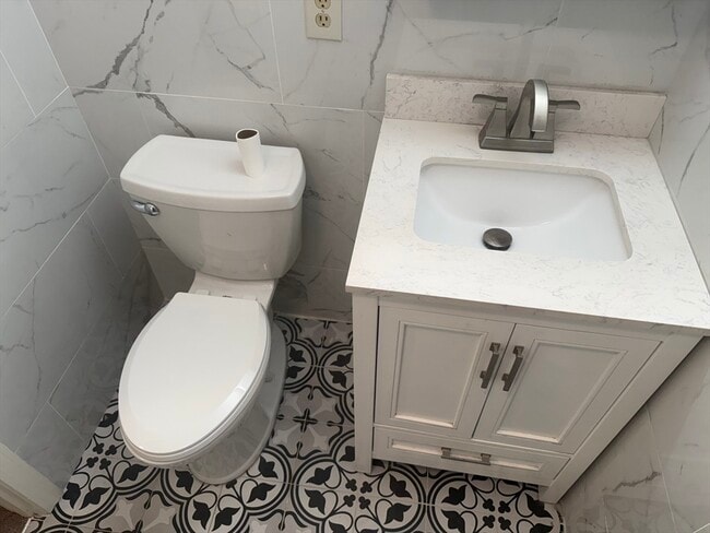 Building Photo - 11 Gibbs St