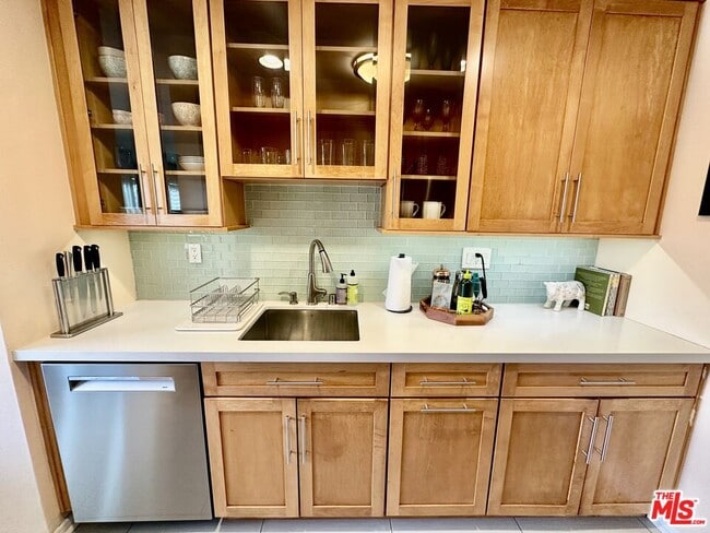 Building Photo - 960 Larrabee St