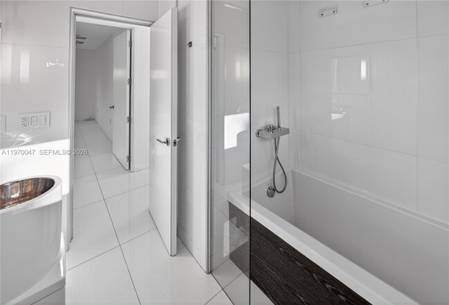 Building Photo - 1000 N Shore Dr