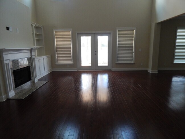 Building Photo - Spacious 6 bedroom, 4 bathroom home!