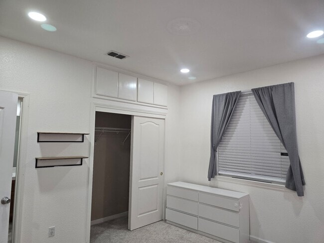 Building Photo - Big beautiful Home for rent in Visalia, Ca