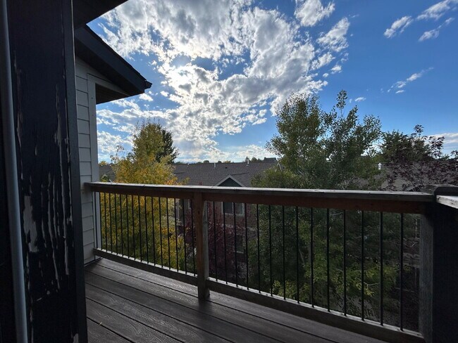 Building Photo - Upgraded 2 Bed, 1.5 Bath Townhouse with St...