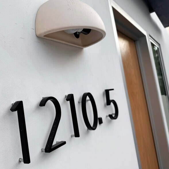 Building Photo - 1210 1/2 Manzanita St