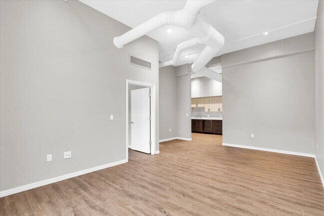 Building Photo - LUXURY 1 BED APT IN DOWNTOWN CHAMPAIGN