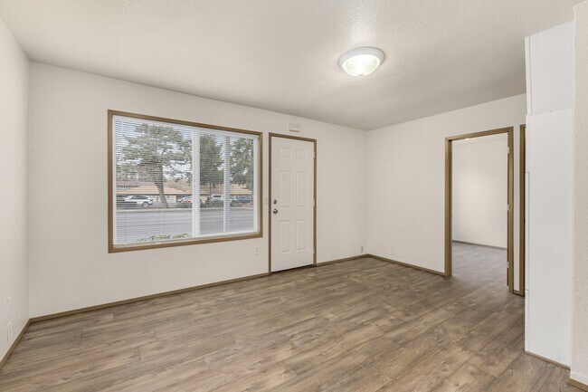 Building Photo - Spacious 2bedroom 1 bath in well maintained 4 Plex!