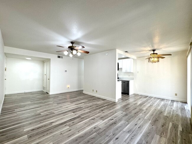 Building Photo - Two Bedroom, Two Bathroom Condo in La Vern...