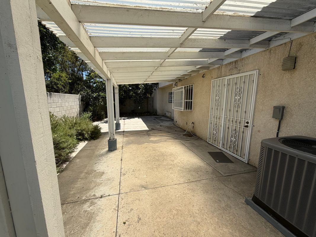 Building Photo - 4246 La Rica Ave