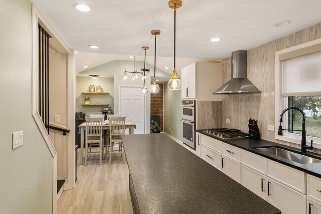 Building Photo - 635 E Prairie Ave