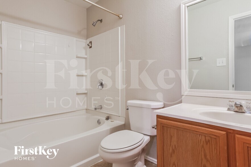 Building Photo - 4545 Waterford Dr