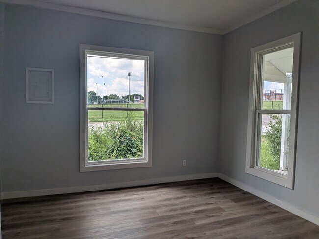 Building Photo - Move in Ready 4 Bed 2 Bath House