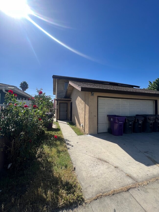 Building Photo - Two-story duplex unit