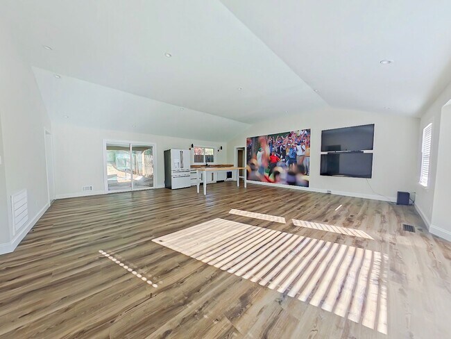 Building Photo - 3 Bedroom 2 Bath in National Hills