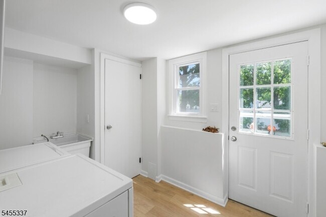 Building Photo - 33 Larchmont Rd