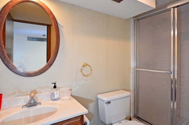Building Photo - Spacious 3 bed, 2 bath rental in Bloomingt...