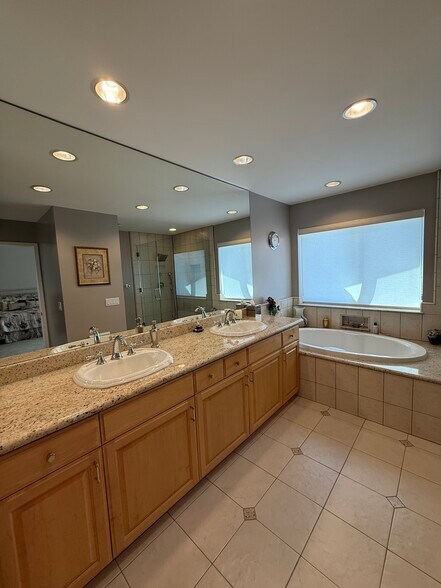Master bath with sunken tub and shower - 23446 Blythe St