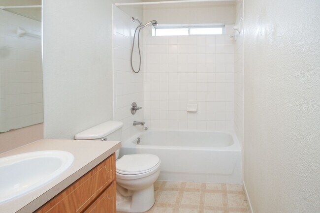 Building Photo - Spacious 3BR/2BA Fourplex with Private Backyard