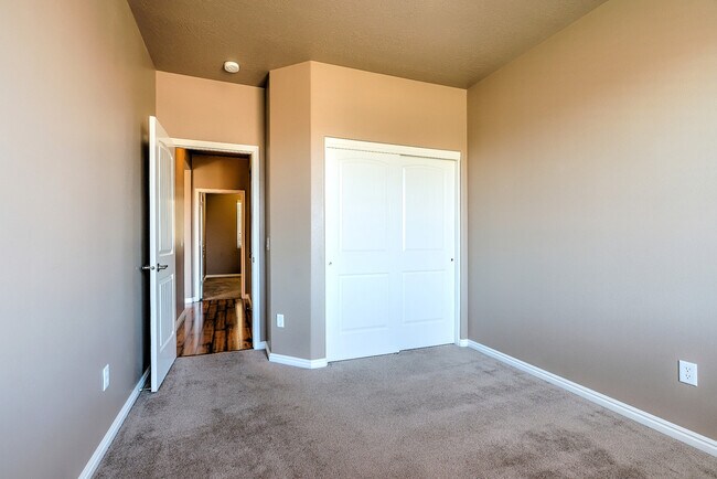 Building Photo - Beautiful Coral Canyon Home with Modern Up...