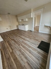 Building Photo - 4 bedroom townhouse style unit on west side