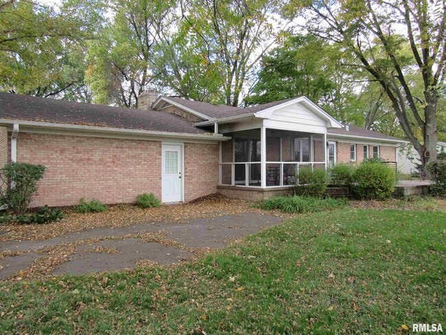 Building Photo - 233 Manor Dr