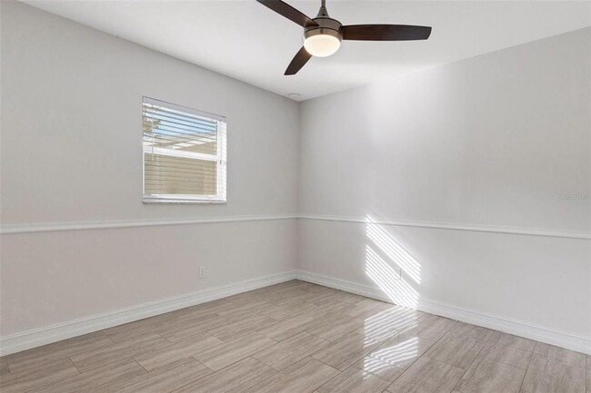 Building Photo - 2914 W Lake Ave