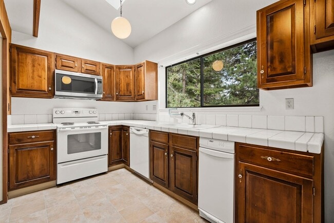 Building Photo - Incline Village: Condo - 3 Bedrooms, 2.5 Bathrooms, Garage, Walk to Lake / Hyatt / Restaurants / ...