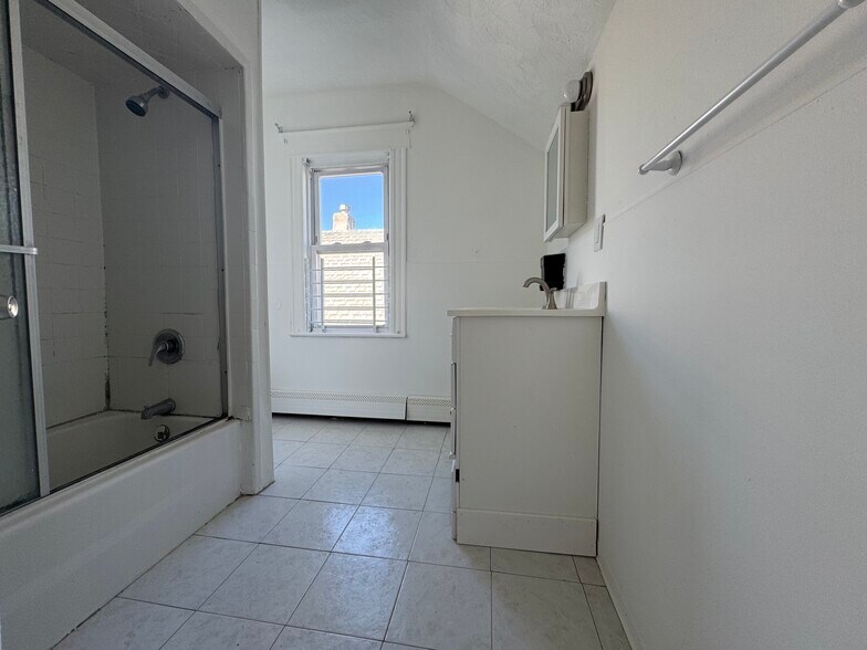 Building Photo - 82 E 18th St