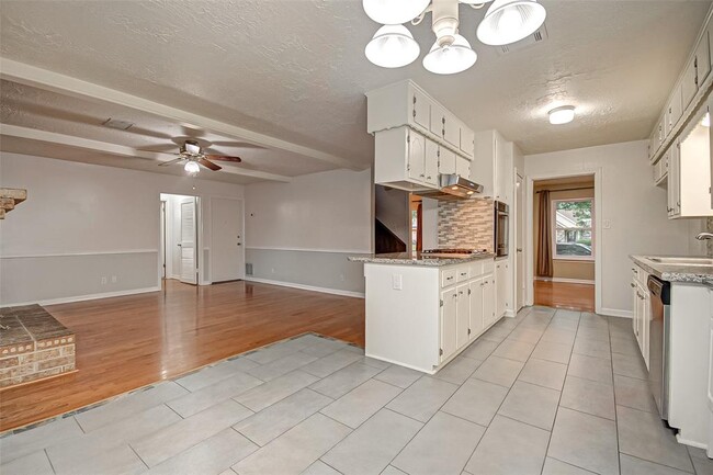 Building Photo - 9623 Philmont Dr