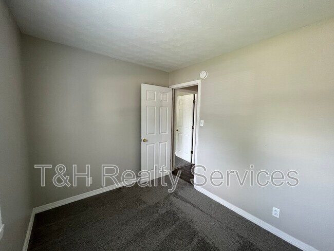 Building Photo - 3831 Bennett Dr