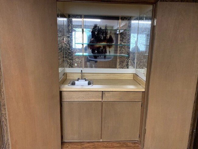 Building Photo - Kenmore House / RENT SPECIAL