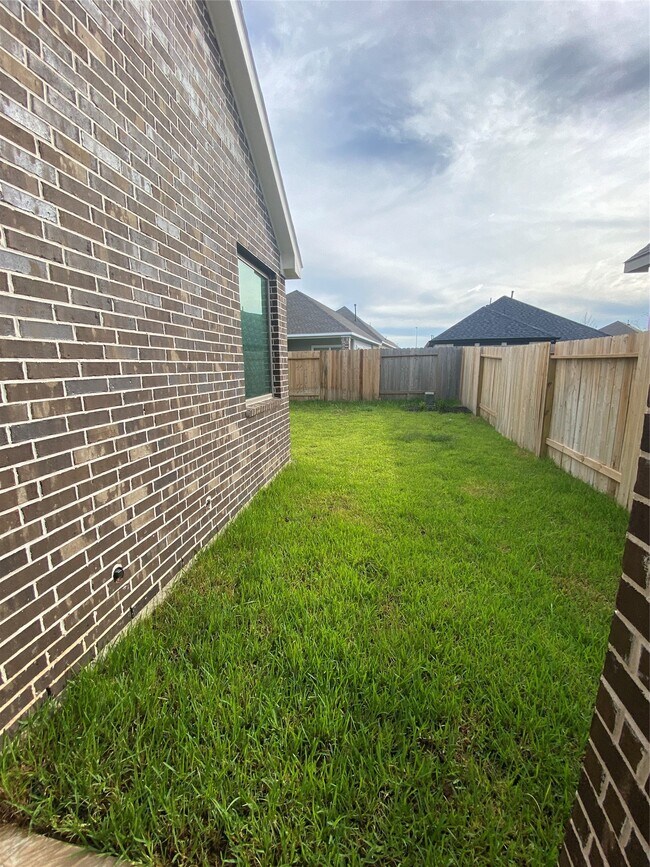 Building Photo - 31323 Balsam Hawk Ln