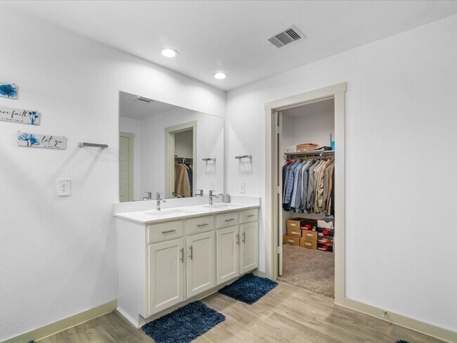 Building Photo - 1702 Maclane Ct