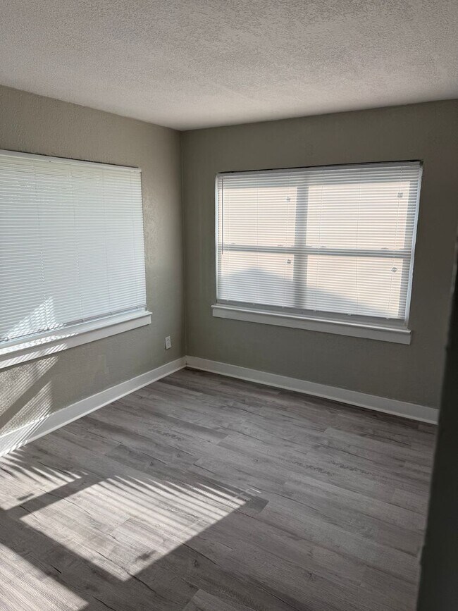 Building Photo - Newly Renovated 2.2 with Den - view of can...
