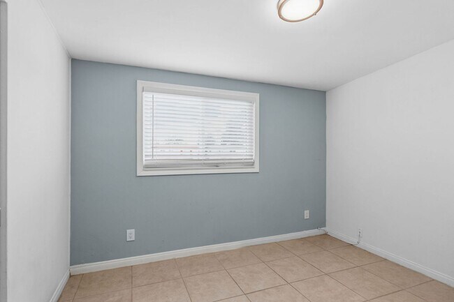 Building Photo - 1127 Hemlock Ave