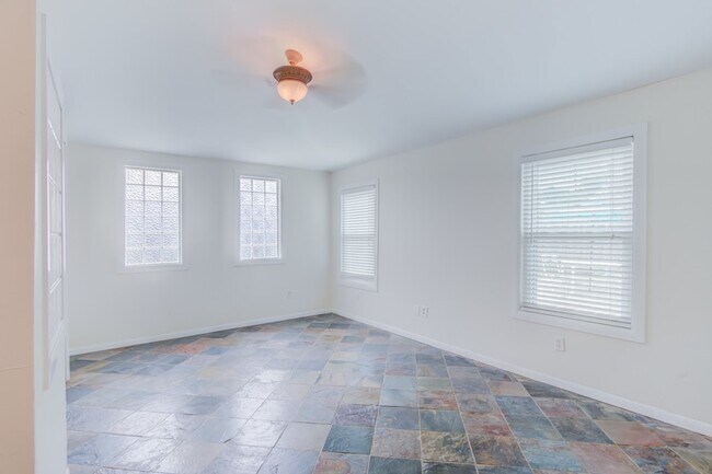 Building Photo - 6307 Kenwood Ave