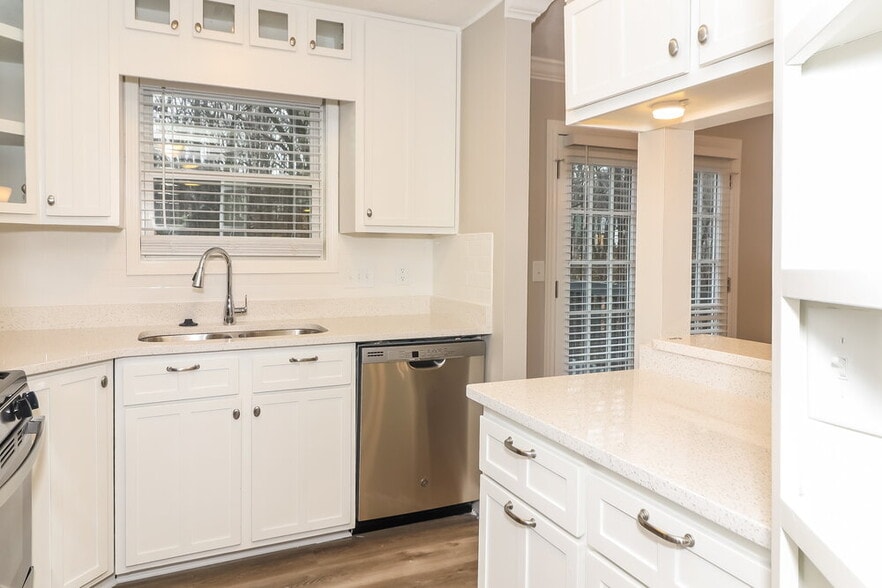 Building Photo - 140 Birch Rill Dr