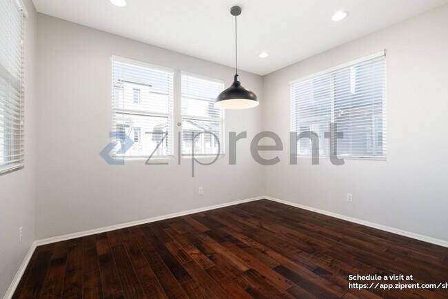 Building Photo - 3048 Beachwood Blf Wy