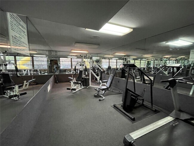 Building Photo - 10431 N Kendall Dr