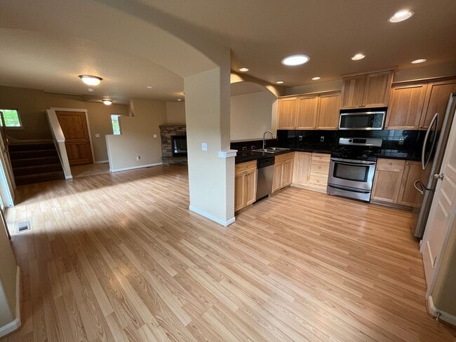 Building Photo - Spacious SE Bend 3 Bed/2.5 Bath on Corner ...