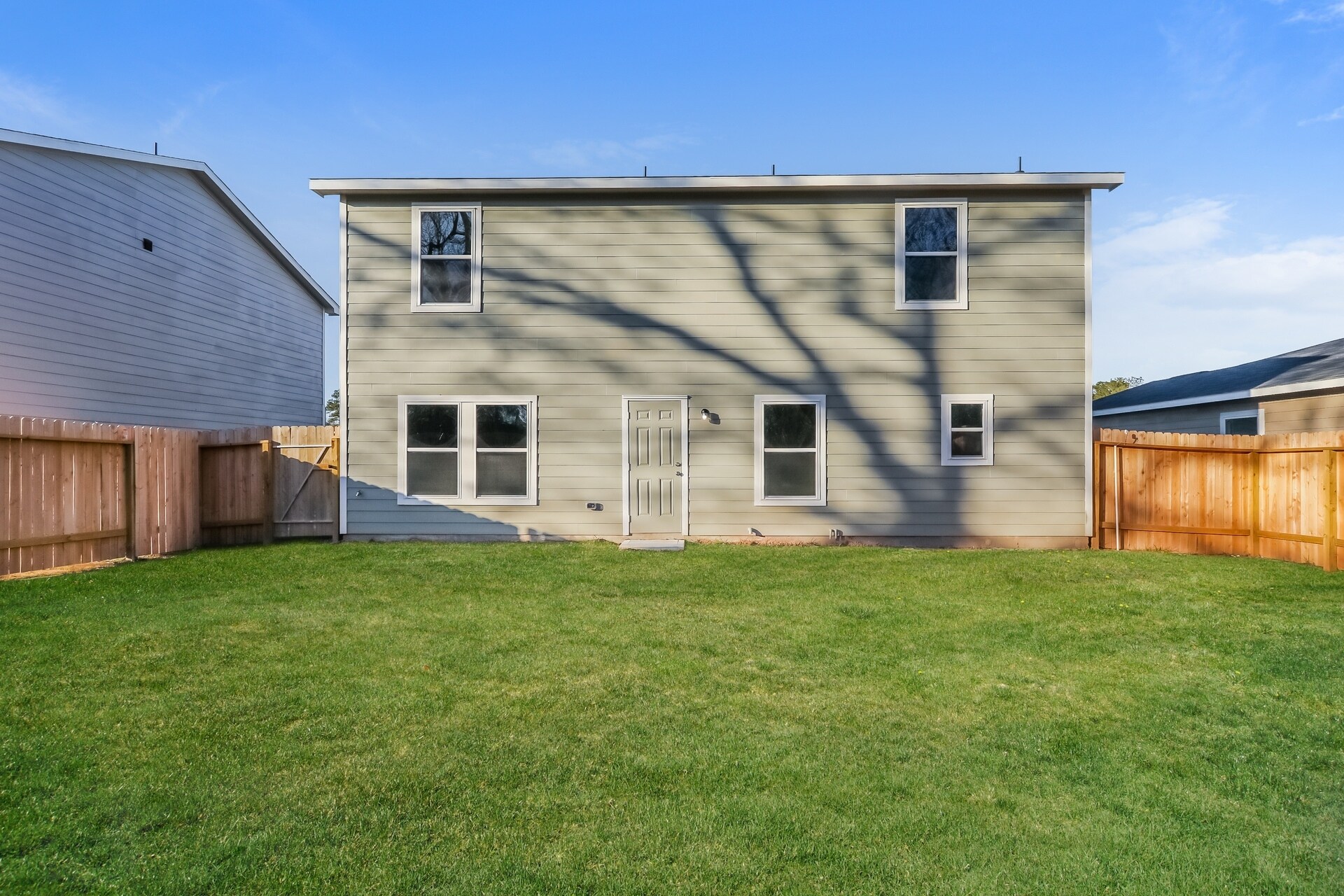 Building Photo - 15763 Del Norte Dr