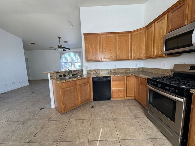 Building Photo - 3br 2ba Home with Garage and Yard near Rot...