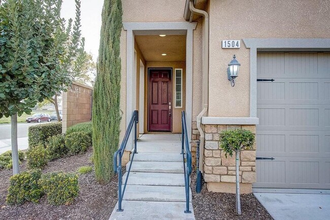 Building Photo - 1504 N Vanguard Way