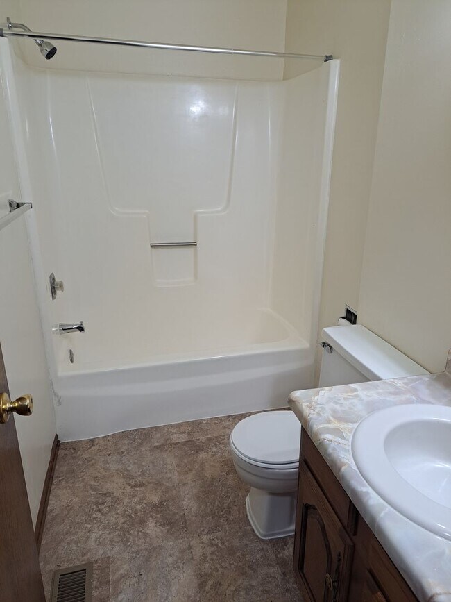 Building Photo - 2 BR Townhouse near Purdue Fort Wayne