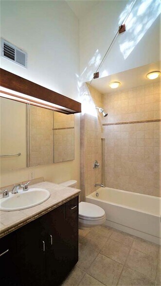 Building Photo - 3076 Buena Vista Way