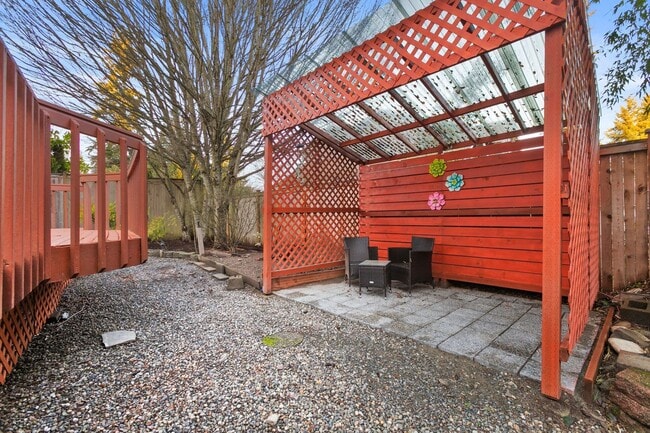Building Photo - Beautiful 3 Bedroom Home in Bridle Trails