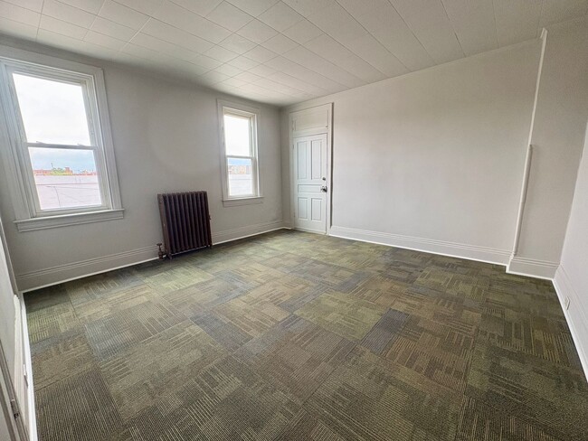 Building Photo - 923 W Princess St